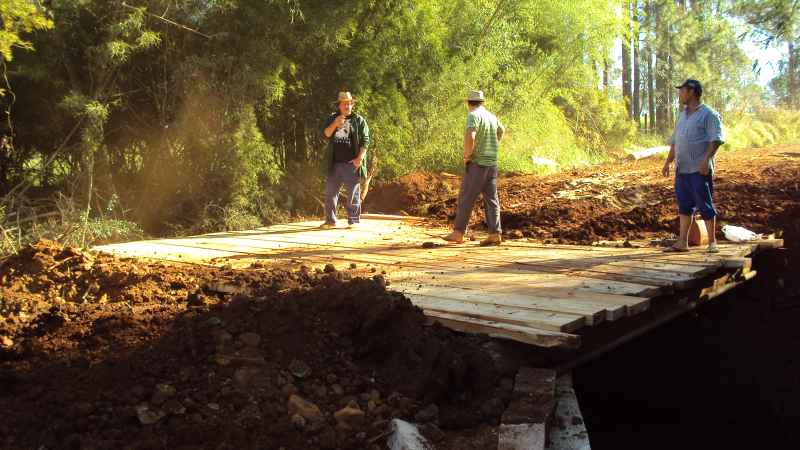 Ação conjunta entre Administração Municipal e comunidade beneficiada.